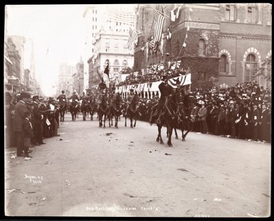 Vista del gobernador Theodore Roosevelt liderando la Tropa A en el desfile de Dewey en la Quinta Avenida, Nueva York, 1899 (impresión en gelatina de plata) de Byron Company